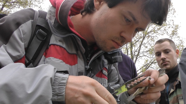 Kroužek je potřeba zafixovat speciálními kleštičkami Kroužek je potřeba zafixovat speciálními kleštičkami