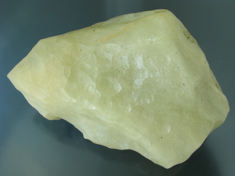 Libyjské pouštní sklo, Egypt, 13x9x5 cm, sbírka Národního muzea. (Foto D. Velebil)