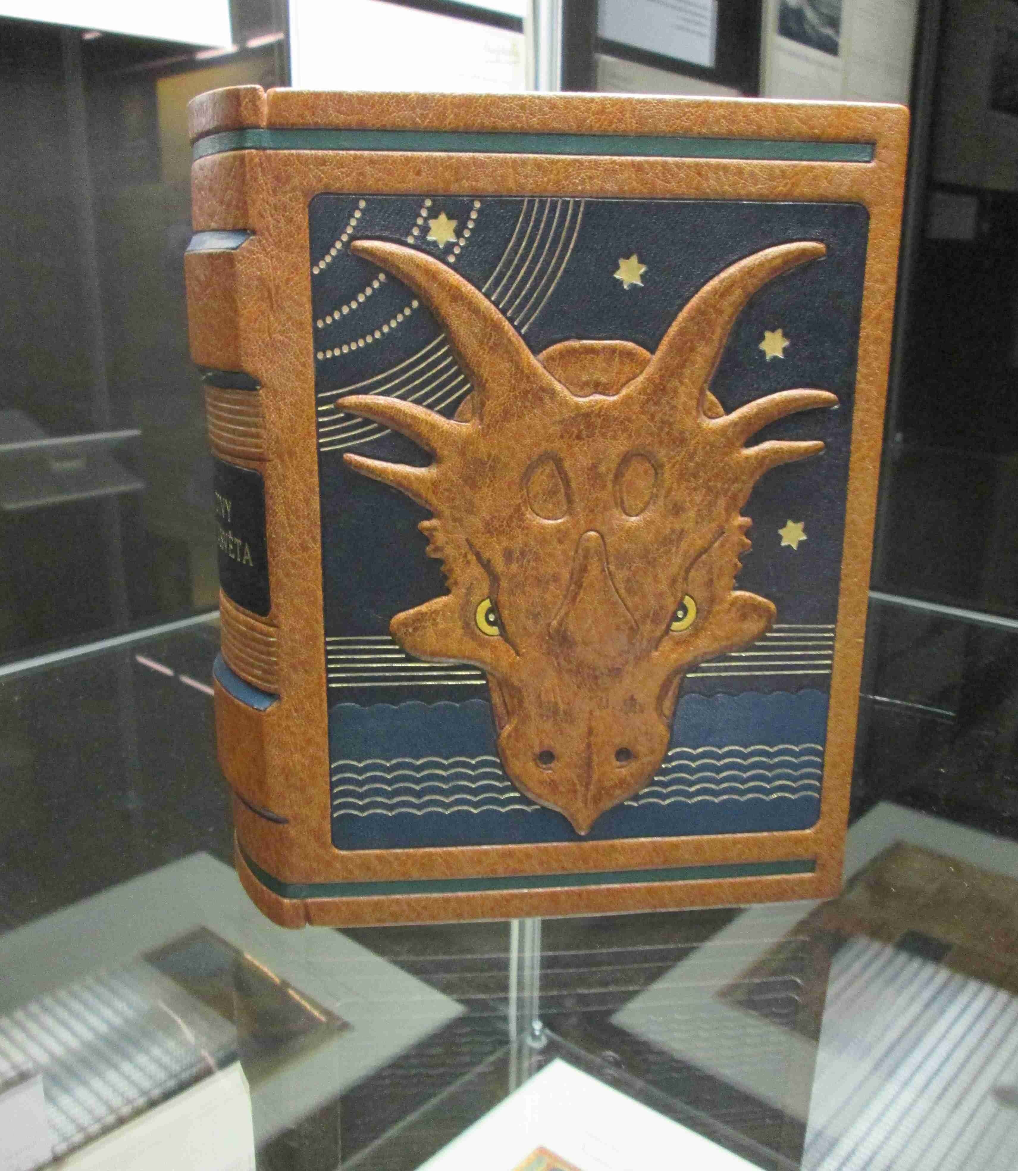 Unikátní umělecká vazba knihy Divy prasvěta od jaroměřského nakladatele Josefa Hodka, která jím byla provedena podle návrhu Zdeňka Buriana z roku 1947