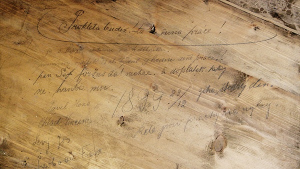 Nápis na vitríně (zdroj: Národní muzeum) Nápis na vitríně (zdroj: Národní muzeum)