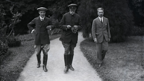 T. G. Masaryk s Edvardem Benešem a generálem Viktorem Hoppem při procházce parkem v Topoľčiankách, srpen 1923
