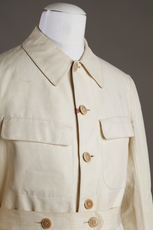 Vycházkový oblek inspirovaný vojenským stejnokrojem prezidenta T. G. Masaryka