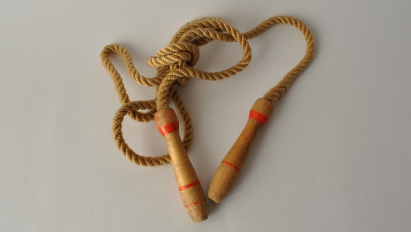 Další oblíbená dětská hračka je švihadlo, které je zároveň i sportovní pomůckou. Další oblíbená dětská hračka je švihadlo, které je zároveň i sportovní pomůckou.