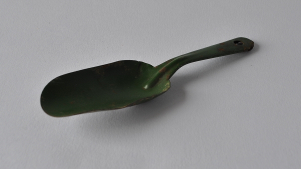 K lopatce patřil samozřejmě i kyblík a formičky. S kovovou lopatkou bylo možné se na pískovišti prokopat skutečně hluboko. K lopatce patřil samozřejmě i kyblík a formičky. S kovovou lopatkou bylo možné se na pískovišti prokopat skutečně hluboko.