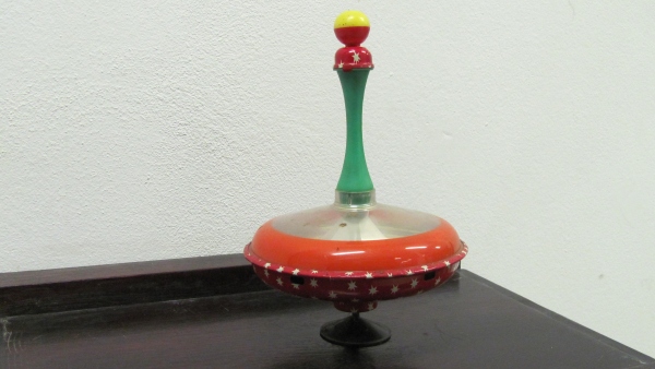 Hračka, která provází děti od nepaměti. Ve 20. století docházelo k její modernizaci a stala se i sportovním náčiním – první soutěže probíhaly v šedesátých letech. Hračka, která provází děti od nepaměti. Ve 20. století docházelo k její modernizaci a stala se i sportovním náčiním – první soutěže probíhaly v šedesátých letech.