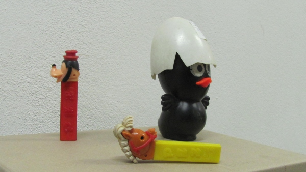 Dobové hračky – Kalimero a PEZ. Dobové hračky – Kalimero a PEZ.