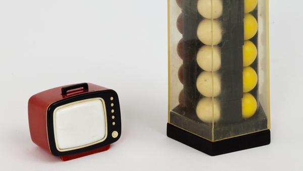 Hlavolam a miniaturní televize, která opravdu "vysílala", i když jen pár obrázku. hračky
