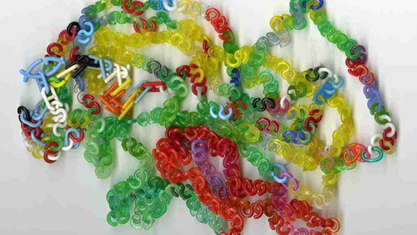 Tzv. céčka byla původně vyráběna jako jednotlivé dílky interiérových závěsů, které bylo možné jednoduše spojovat do řetězů. V 80. letech získala oblibu jako hračka a pro značnou část dospívající mládeže se stala žádaným a vyhledávaným sběratelským artiklem. cecka