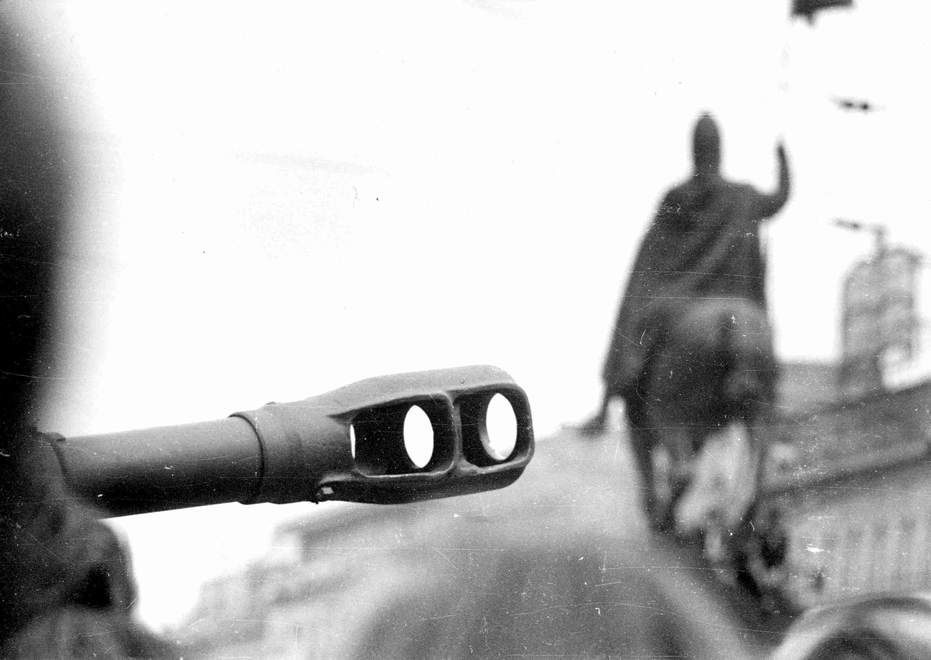 Těžká vojenská technika míří k Národnímu muzeu. Foto: Novotný