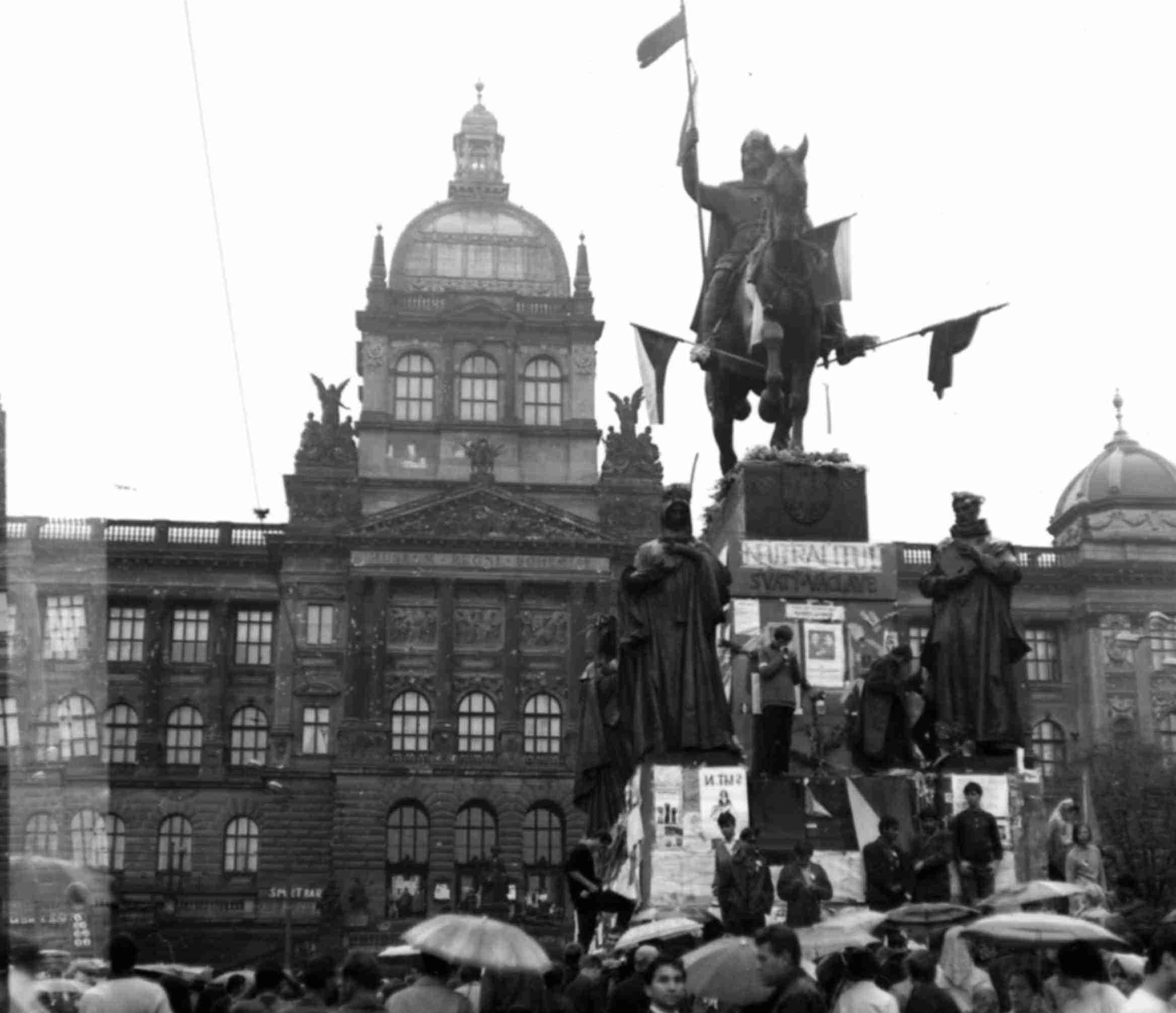 Pohled na poničenou fasádu muzea přes sochu svatého Václava. Foto: Vojta