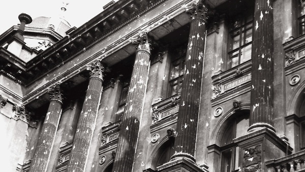 Poničená fasáda muzea den po střelbě. Autor neznámý.