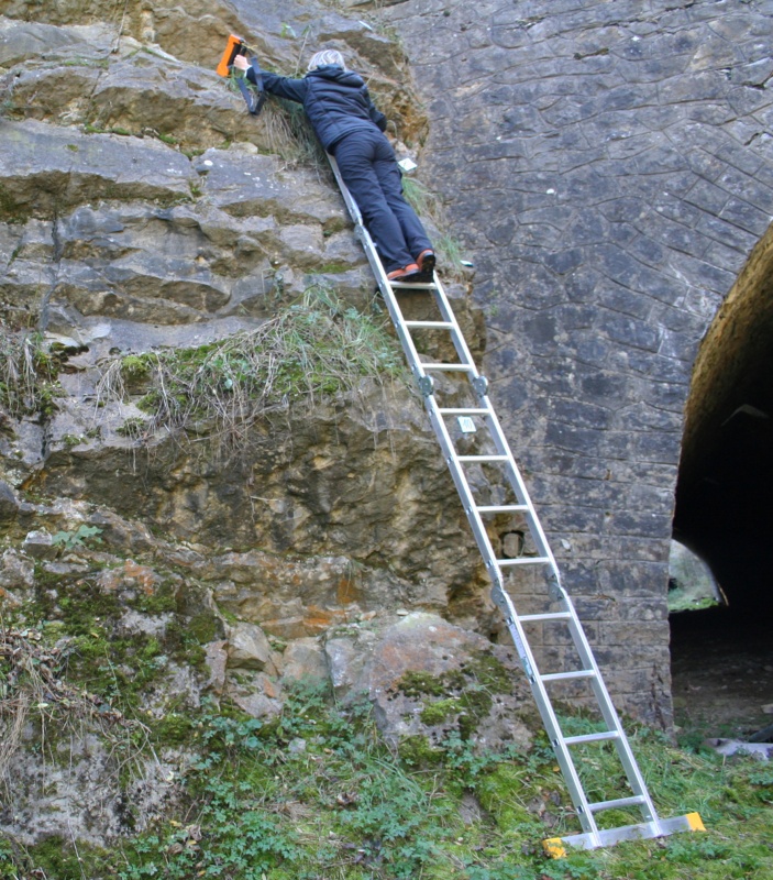 Ve studiu klimatických změn v minulosti se také využívá sledování fyzikálních vlastností hornin. Měření přirozené radioaktivity hornin bývá někdy trochu krkolomné. (foto: František Vacek, Národní muzeum)