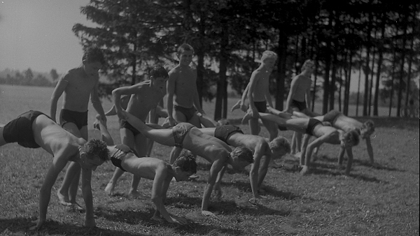 Tělesnou výchovu na táborech zosobňovaly kromě ranní rozcvičky i kolektivní sportovní hry (foto: Seidl, Národní muzeum)