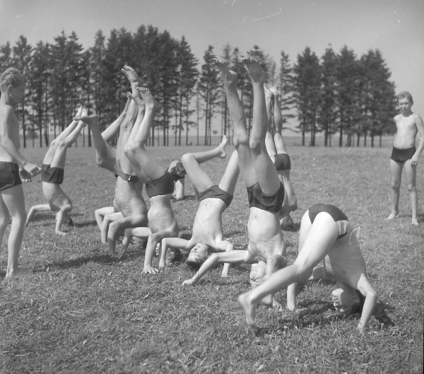 Tábory se v mnohém blížily například školám v přírodě, stejně jako ony měly mít i výchovný účel (foto: Seidl, Národní muzeum)