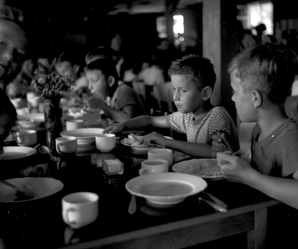 Kromě stanových táborů, které se doporučovaly z důvodů adaptace dětí na provizorní prostředí, se již v 50. letech objevovaly tábory, působící ve zotavovnách, školách nebo turistických chatách (foto: Seidl, Národní muzeum)