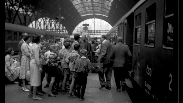Dětské tábory se stávaly zejména od druhé poloviny 50. let výraznou součástí trávní volného času dětí a mládeže. Rodičům ve městech nabízely tábory možnost zaopatřit děti přes prázdniny (a za výhodných finančních podmínek). (foto: Seidl, Národní muzeum)