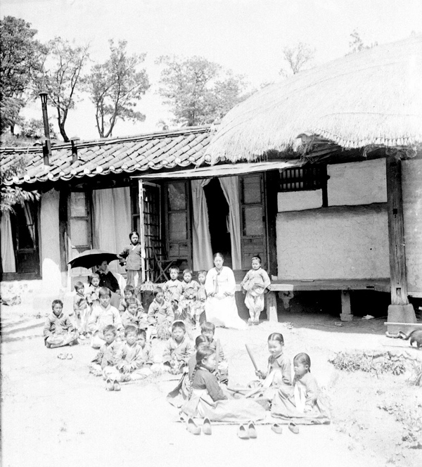 Skupina dětí na dvorku americké misijní školy. Korea -1901 Skupina dětí na dvorku americké misijní školy. 1901