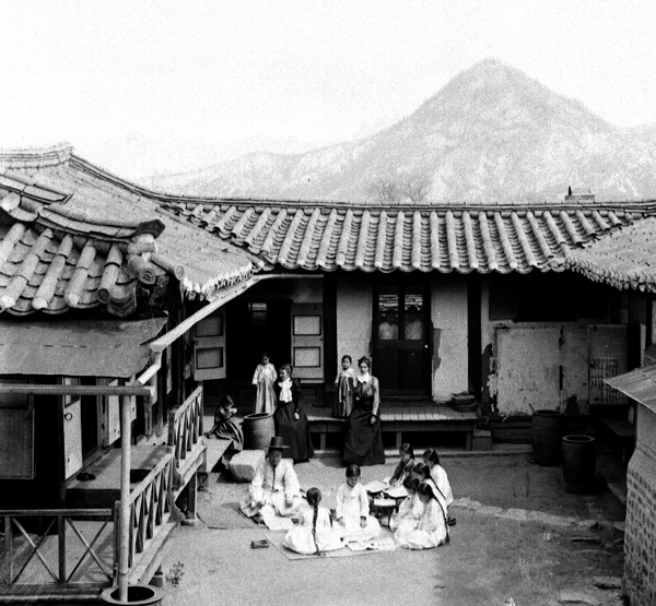 Nádvoří americké misionářské školy pro dívky - sedí zde žačky s učitelem a misionářky. Korea - 1901 Nádvoří americké misionářské školy pro dívky - sedí zde žačky s učitelem a misionářky