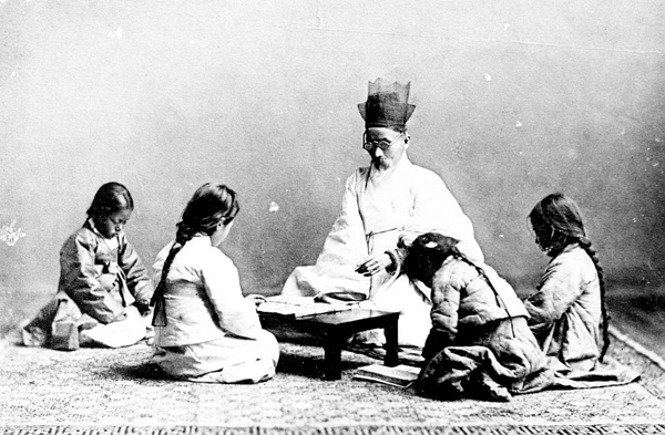 Korejský domácí učitel se čtyřmi žačkami. 1901 Domácí učitel se čtyřmi žačkami