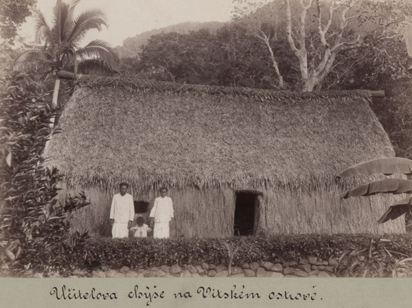 Učitel s rodinou před domem. Fidži 19. století Učitel s rodinou před domem