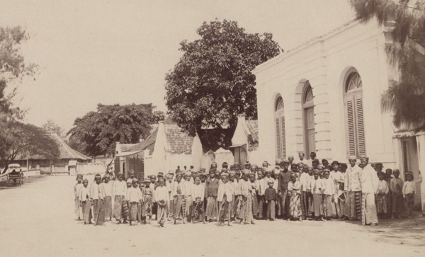 Žáci a učitelé před školou - Indonésie 19. století Žáci a učitelé před školou
