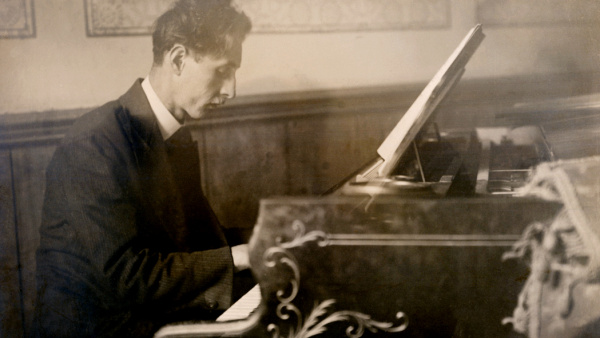 Fotografie mladého Bohuslava Martinů u klavíru