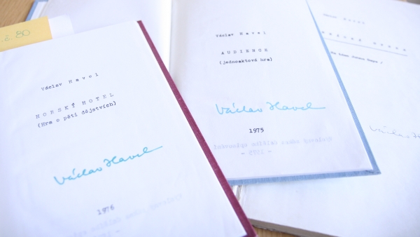 Samizdatová vydání Havlových her  Horský hotel (1976) a Audience (1975) z edice Petlice uchovává Národní muzeum.