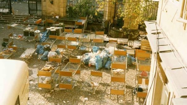 Fotografie ze zahrady Lobkovického paláce, kterou pořídil Adolf Brüggemann, tehdejší pracovník západoněmeckého velvyslanectví. Fotografie ze zahrady Lobkovického paláce, kterou pořídil Adolf Brüggemann, tehdejší pracovník západoněmeckého velvyslanectví.