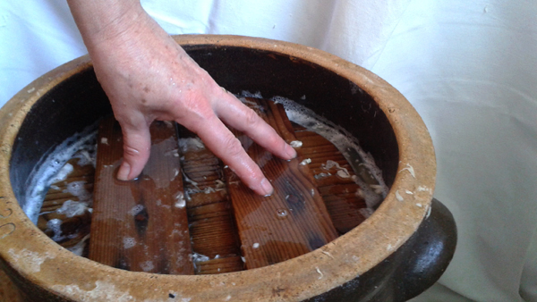 Povrch zelí je nutno zakrýt. soudek se zelím