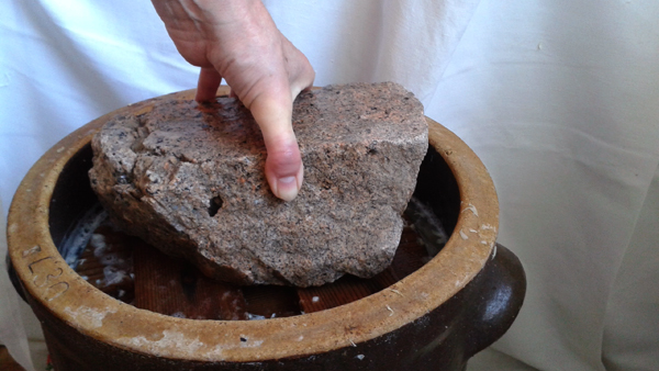 Prkénka zatížíme kamenem. soudek se zelím