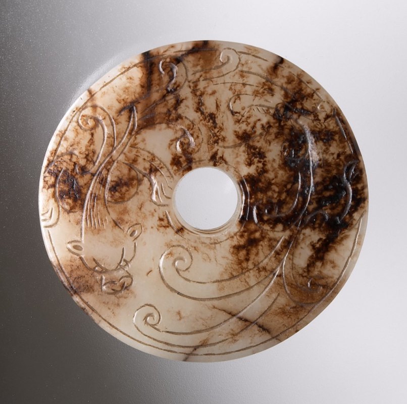 Nefritový disk pi Čína, datace nejasná, dynastie Čou (1046–256 př. n. l.) nebo pozdější kopie (zdroj: Národní muzeum) 
