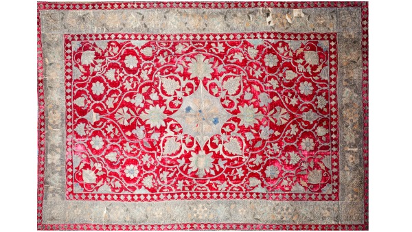 Nástěnný koberec (samet, zlaté lemování), 19. století.