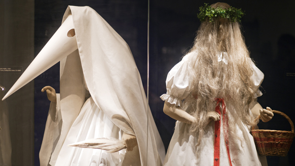 Fotografie - lucka (bílá postava s bílou maskou) a barborka (postava s rozpustěnými vlasy)