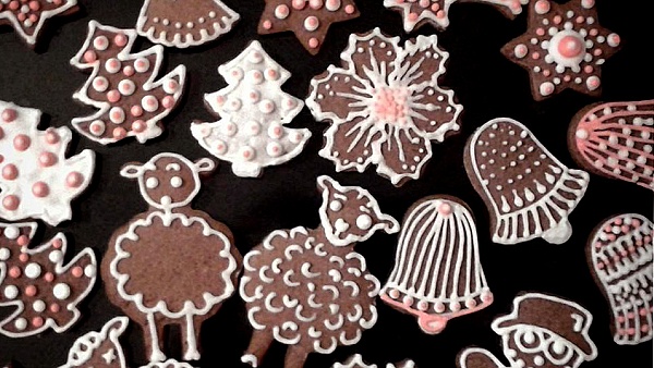 Perníčky dnes už pečeme doma a nekujeme si je na mikulášských a adventních trzích. Neustále se také proměňují tvary vykrajovátek. Perníčky dnes už pečeme doma a nekujeme si je na mikulášských a adventních trzích. Neustále se také proměňují tvary vykrajovátek.