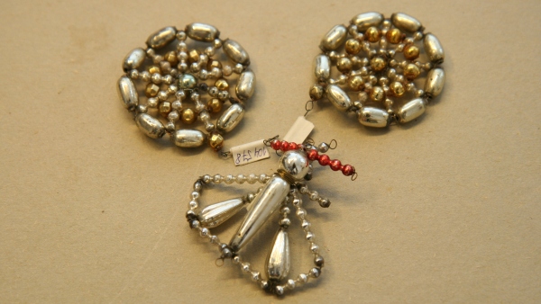 Vánoční ozdoby z období 20. -30. let 20. století pochází ze sbírek Národního muzea