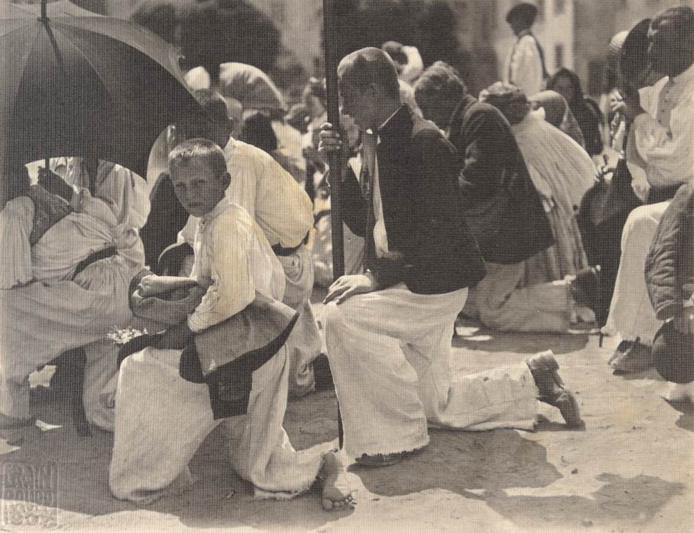 Poutníci od Veselí nad Moravou klečící před kostelem na Velehradě o pouti, r. 1904, Erwin Raupp (zdroj: Národní muzeum)