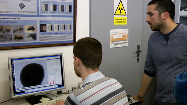 Imran Rahman (vpravo) s kolegou sledují na počítači průběh scanování fotografie vědců u PC