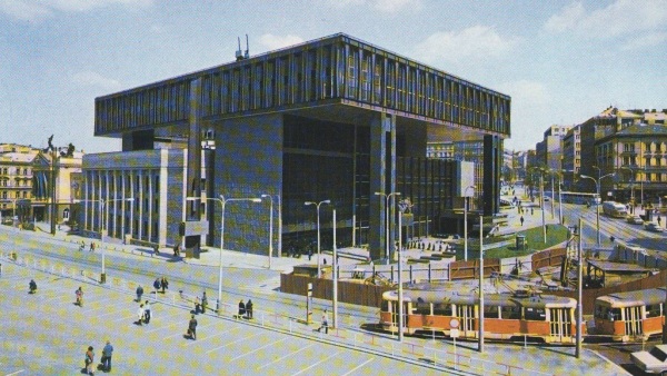 Budova Federálního shromáždění záhy po dostavění (vpravo dole je vidět výstavba metra) Budova Federálního shromáždění záhy po dostavění (vpravo dole je vidět výstavba metra)