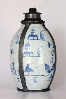 Fajánsová láhev, habánská keramika, kobaltový vzor, architektury, konvalinky, cínové kování a šroubení. Konec 17.stol.  Zdroj: Národní muzeum