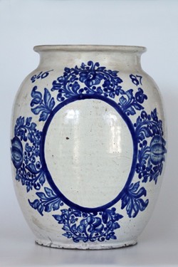 Lékárenská nádoba, fajánsová, habánská keramika, soudkovitého tvaru, kartuše s kobaltovým rostlinným dekorem a letopočet, r. 1687. Zdroj: Národní muzeum