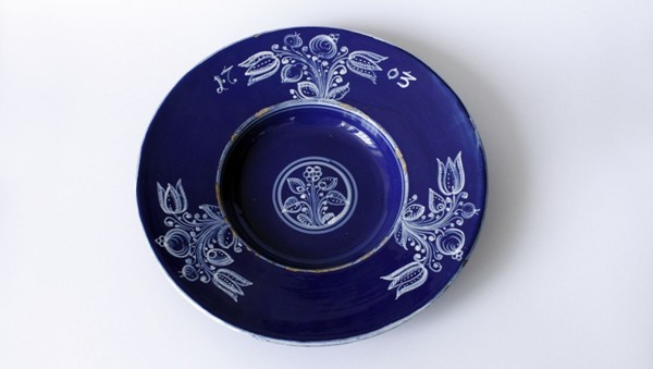 Fajánsový talíř, habánská keramika, polévaný kobaltem, na okraji a na dně rostlinný dekor, s děleným letopočtem, r. 1703. Zdroj: Národní muzeum