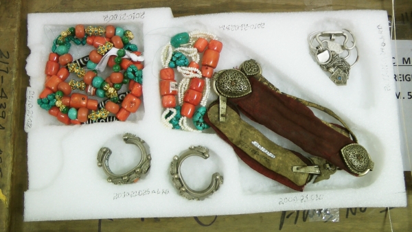 Z Bhútánu dorazily vedle obdivuhodných výrobků tkalcovského řemesla také překrásné šperky (zdroj: Národní muzeum)