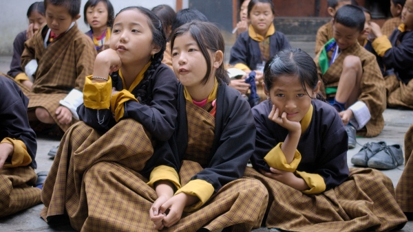 Školačky v tradičních úborech, které slouží zároveň jako školní uniformy (zdroj: Michal Thoma) Školačky v tradičních úborech, které slouží zároveň jako školní uniformy (zdroj: Michal Thoma)