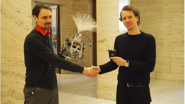 Při slavnostním předání masky Chronošlapa získalo Národní muzeum od Kabaretu Caligula i placatku na likér v rámci akce s názvem Merchandising zaměřené na sběr propagačních předmětů českých divadel (zdroj: Národní muzeum) Při slavnostním předání masky Chronošlapa získalo Národní muzeum od Kabaretu Caligula i placatku na likér v rámci akce s názvem Merchandising zaměřené na sběr propagačních předmětů českých divadel (zdroj: Národní muzeum)