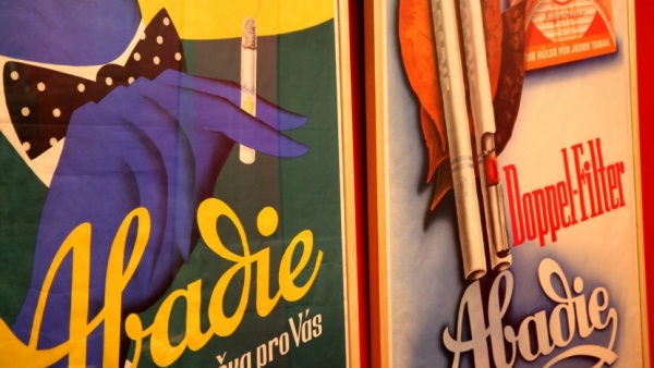 Historické plakáty propagující cigarety (foto: Národní muzeum) Historické plakáty propagující cigarety (foto: Národní muzeum)