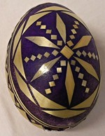 Zdobení kraslic slámou (zdroj: Národní muzeum) Zdobení kraslic slámou (zdroj: Národní muzeum)