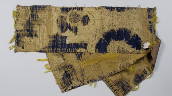 Tři kusy vzorovaného hedvábného sametu v modrožluté barevné kombinaci. Zdroj: Národní muzeum