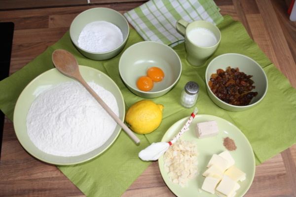 Nachystáme si všechny suroviny. Na kynuté těsto je dobré mít všechny suroviny pokojové teploty, mouku je dobré prosát přes síto.