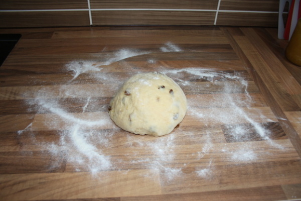 Po vykynutí vytvarujeme z těsta bochánek a na vrchu ho nožem nařízneme do tvaru kříže.