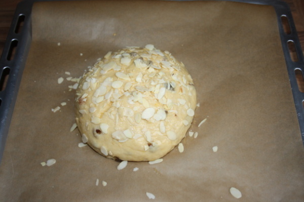 Pak ho potřeme rozšlehaným vejcem a posypeme mandlemi.